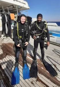 Nadine und Yousef in Tauchausrüstung