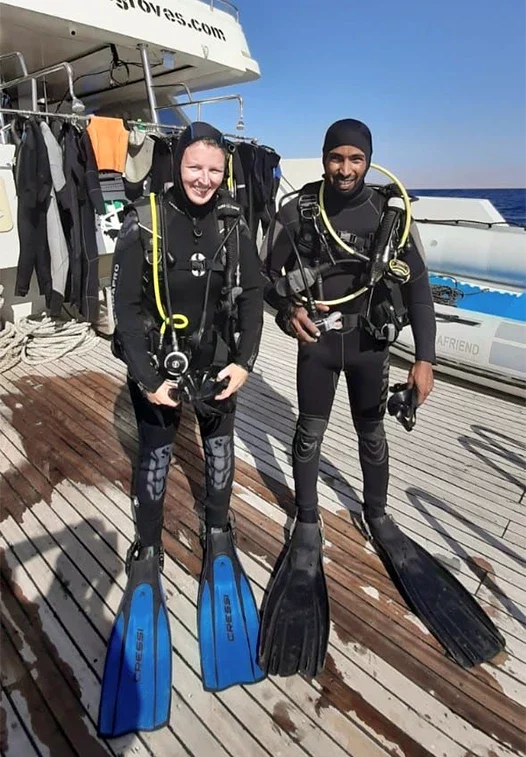 Nadine und Yousef in Tauchausrüstung